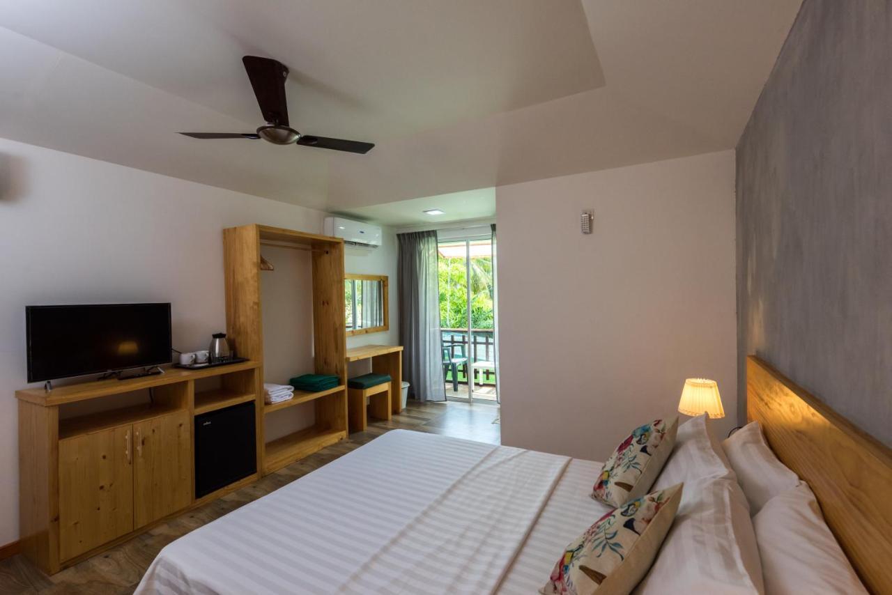 Isla Dhiffushi Hotel Exterior foto